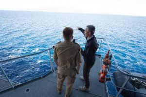 Ο γγ του ΝΑΤΟ, Γ. Στόλτενμπεργκ, σε πρόσφατη επιθεώρηση των πλοίων του ΝΑΤΟ στο Αιγαίο, που περιπολούν με το πρόσχημα της προστασίας των προσφύγων