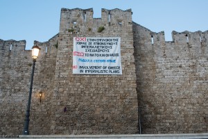 Γιγαντοπανό που ανάρτησε η Ροδιακή Επιτροπή Ειρήνης στο Μεσαιωνικό κάστρο της Ρόδου, ενάντια στους Ιμπεριαλιστικούς σχεδιασμούς